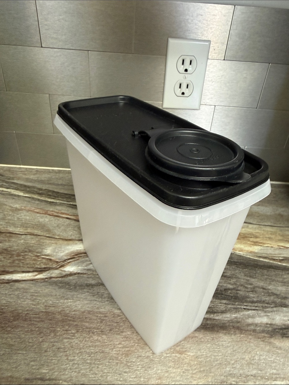 FLAW Tupperware Cereal Storer